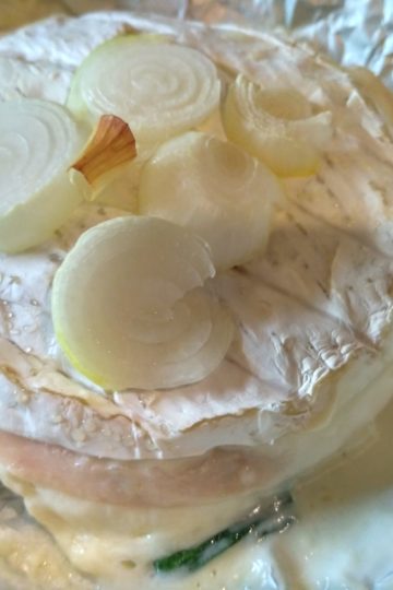 Grilovaný camembert so šunkou v alobale