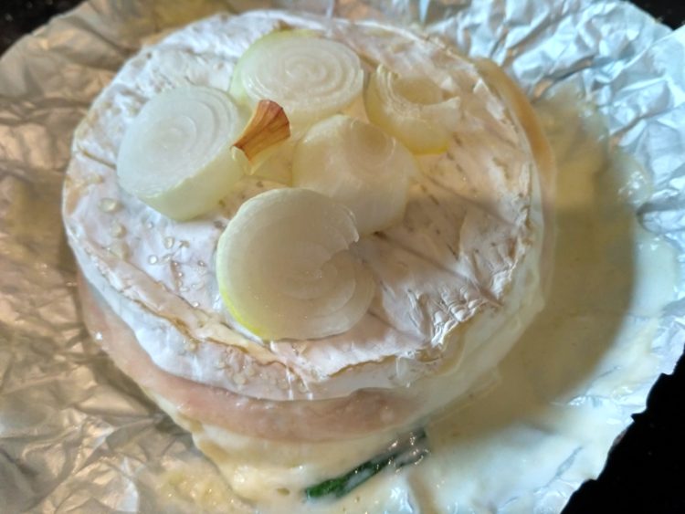 Grilovaný camembert so šunkou v alobale