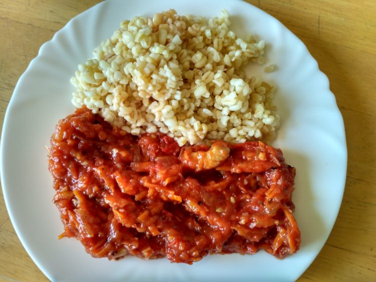 Bulgur s cuketovou omáčkou a morčacím mäsom