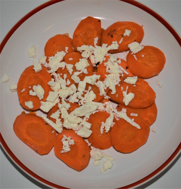 Dusená mrkva so syrom feta