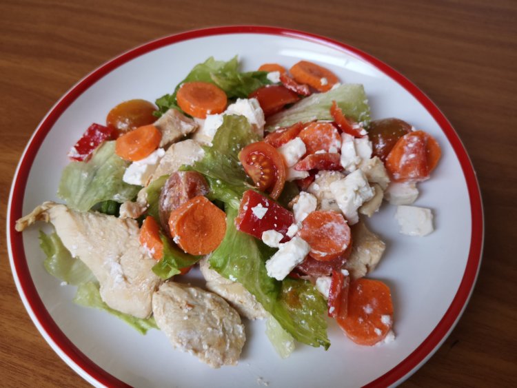 Šalát s feta syrom a kuracím mäsom