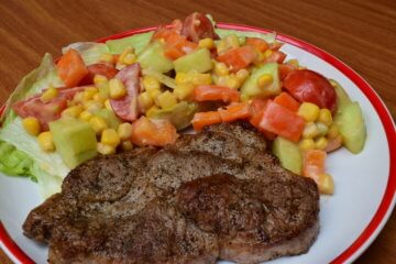 Bravčový steak so zeleninovým šalátom