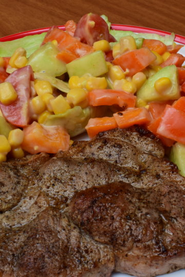Bravčový steak so zeleninovým šalátom