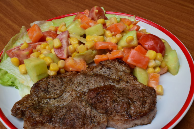 Bravčový steak so zeleninovým šalátom