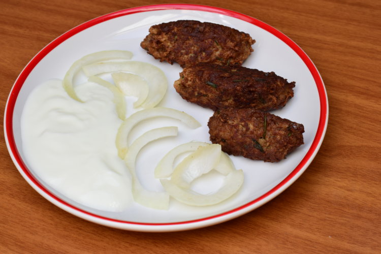Čevapčiči s jogurtom